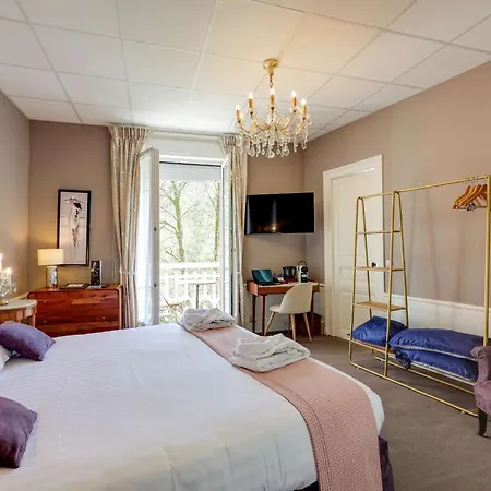 Brit & Le Roc Au Chien Hotel