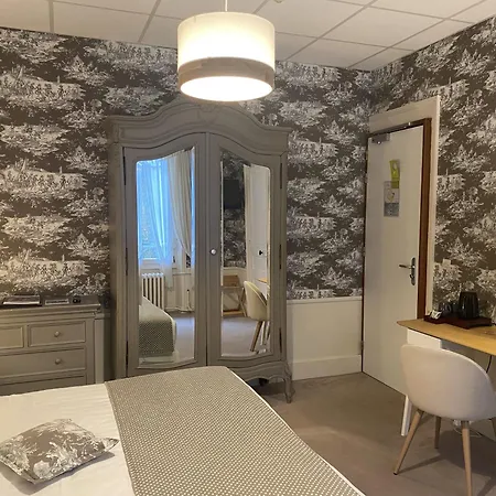 Brit & Le Roc Au Chien Otel 3*