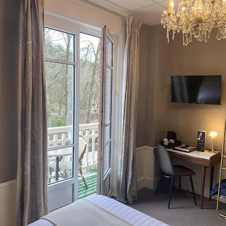 Hotel Brit & Le Roc Au Chien 3*