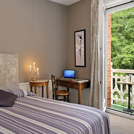 Brit & Le Roc Au Chien Otel 3*