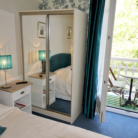 Brit & Le Roc Au Chien Hotel