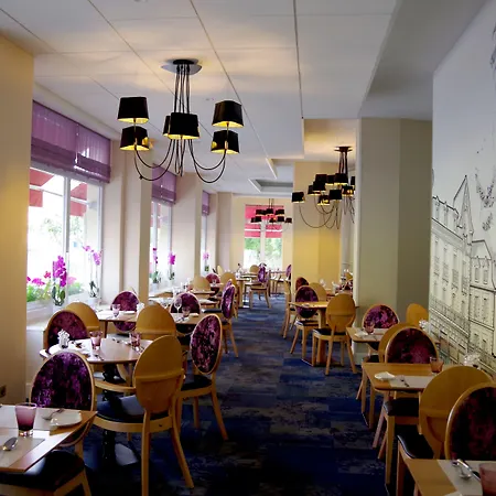 Hotel Brit & Le Roc Au Chien 3*