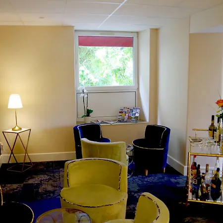 Brit & Le Roc Au Chien Hotel 3*