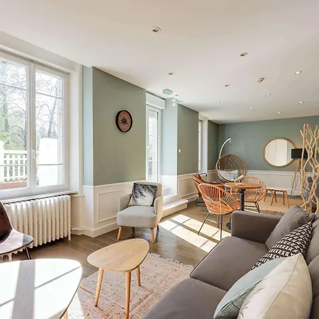 Brit & Le Roc Au Chien Hotel 3*