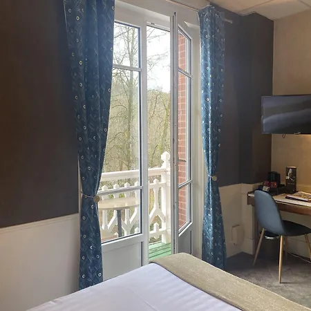 Hotel Brit & Le Roc Au Chien