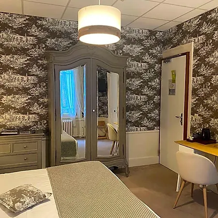 Hotel Brit & Le Roc Au Chien 3*