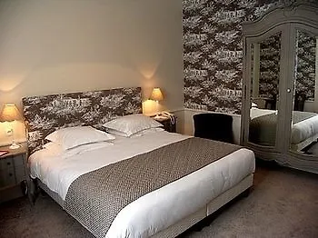 Hotel Brit & Le Roc Au Chien 3*