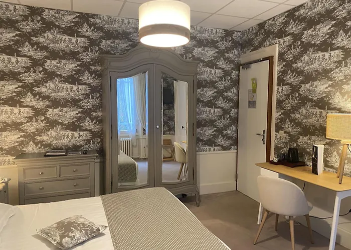 Brit & Le Roc Au Chien Hotel 3*