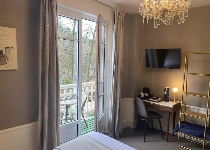 Hotel Brit & Le Roc Au Chien 3*