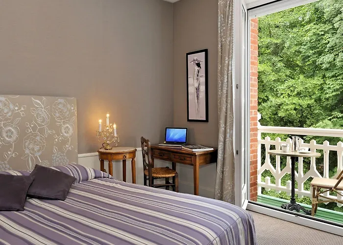 Brit & Le Roc Au Chien Hotel 3*