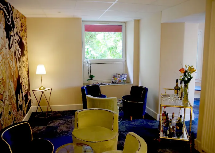 Brit & Le Roc Au Chien 酒店 3*