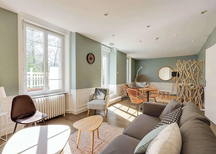 Brit & Le Roc Au Chien Hotel 3*