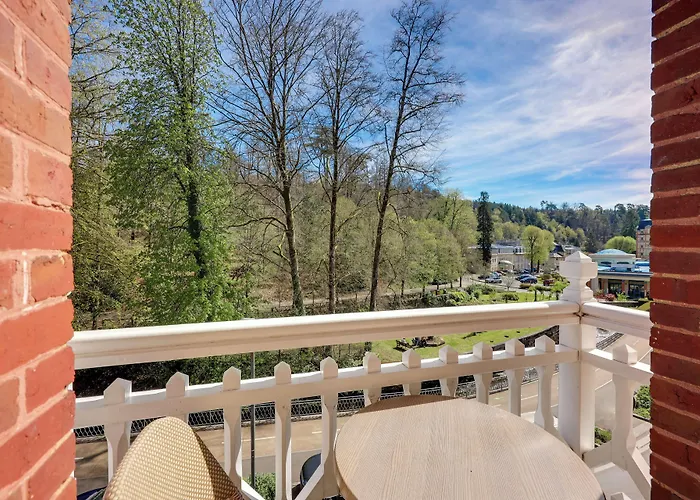 Brit & Le Roc Au Chien Hotel