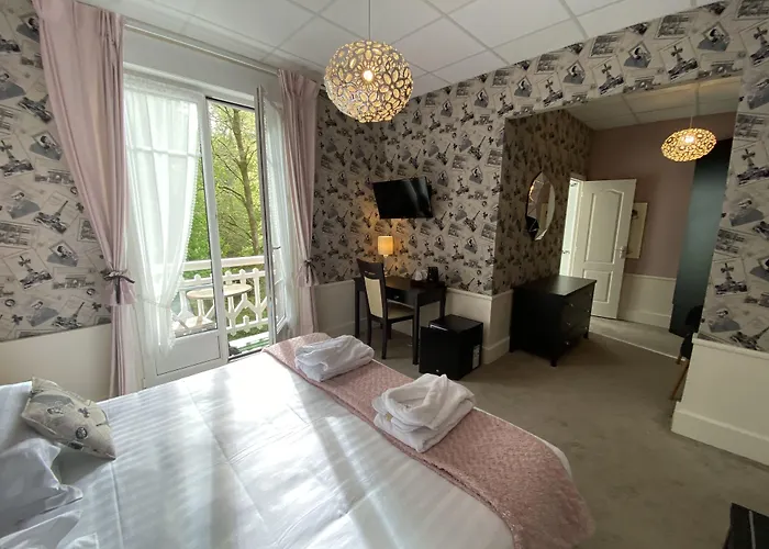 Brit & Le Roc Au Chien Hotel